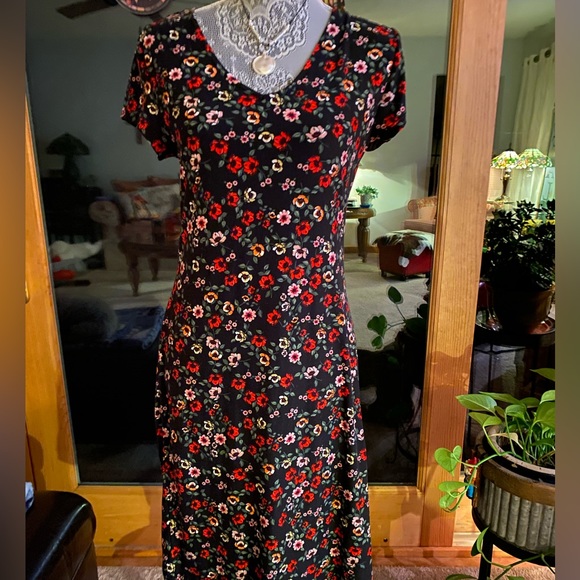 Three No-Boundaries Dress - Picture 4 of 16